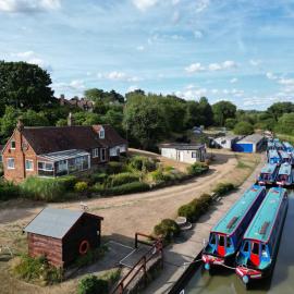 Waterside Cottage - Sleeps 11 on Grand Union Canal