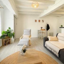 Grace Even's Loft - Charme Médiéval & Confort Moderne - Wi-Fi Fibre, Netflix & Cuisine Équipée - Séjour Idéal en Duo ou Solo, hotell sihtkohas Donnemarie-en-Montois