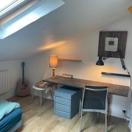 Chambre calme au dessus d'un atelier, kitchenette, douche et toilettes dédiées