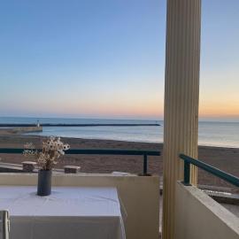 Au Bord De L'océan Vue Mer, hotel in Saint-Gilles-Croix-de-Vie