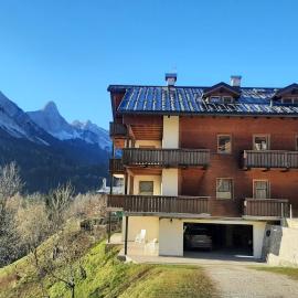 CAMPO BASE CADORE MONOLOCALE MANSARDA con park auto e garage moto