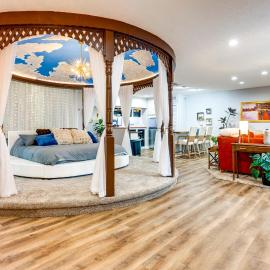 Unique Couple's Studio: 2 MI to Downtown Flushing, hotel di Flushing