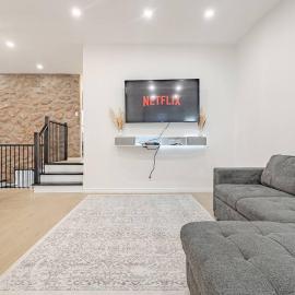 Top Rated Vacation House Montreal Private Parking, ξενοδοχείο στη Λαβάλ