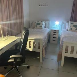 UQ big room 2 bed for 2 people Q1