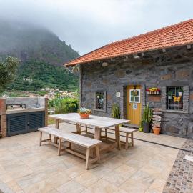 The Yellow Cottage Nature House São Vicente Madeira Island, hotel in São Vicente