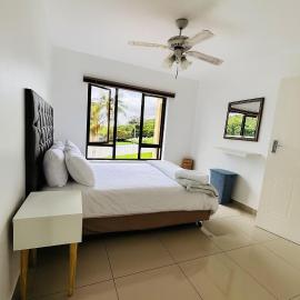 Tranquil Shores Modern 1BR WiFi Pool Beach, hotel v destinaci Richards Bay