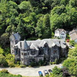 A Baronial Hall apartment - great views of Loch Fyne, hotel in Erines