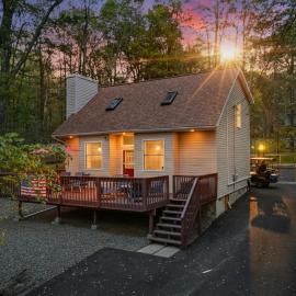 Pocono Lake Escape, includes Golf Cart, Firepit, hotel i Pocono Lake