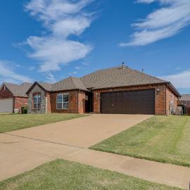 Pool Access: Newly Remodeled House in Broken Arrow, hotelli kohteessa Broken Arrow