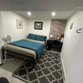 Private Bedroom with Private Bathroom and Private Entrance, hotel en Toronto