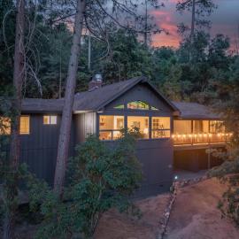 Sierra Mountain Escape - Brand new spa/game room, hotel in Oakhurst