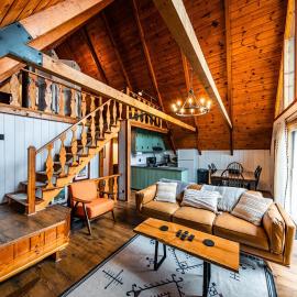 Nine Sides Lodge- Cozy A-Frame makes base camp for ADK Adventures, Hotel in Jay
