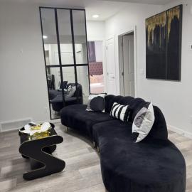 Luxury Haven by Kc & Flo, Hotel in Calgary