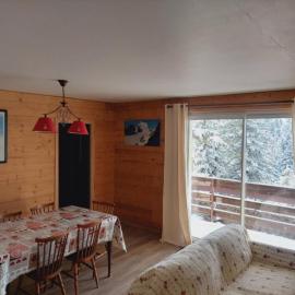 Chalet rénové au Lioran, 6 pers, proche pistes - FR-1-787-133, hotel in Laveissière