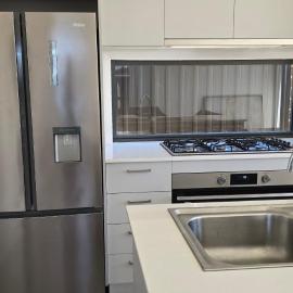 Luxurious new 5 bedroom house and Double garage, hotel en Marsden Park