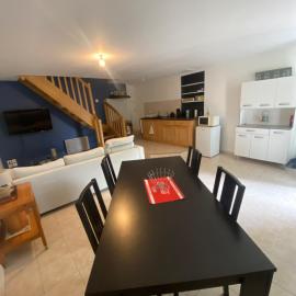 Charmante Maison dans village calme, hotel u gradu 'Chef-Boutonne'