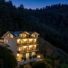 Ved Vilas by StayVista - Jacuzzi & Alfresco Dining, ξενοδοχείο σε Kīar