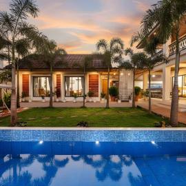 StayVista at Bella Villa with Bathtub, Pool, WiFi, hotel em Asangaon