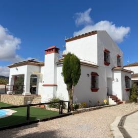 Agradable casa con piscina en la serranía.