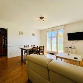 Le Petit Podium Cozy Ground Floor, hotel Carentanban