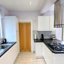 Recently renovated 4 bed home, hotel in Newcastle under Lyme