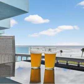 Tiki Time - Daytona Beach Oceanfront Condo!, hotel a Daytona Beach