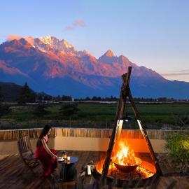 ShanJuanYun Panoramic Sunlit Yulong Snow Mountain Hotel Near Shuhe Ancient Town Near Baisha Ancient Town One free round-trip shuttle ride to the scenic area Brunch Free self-service laundry A quiet environment, hotel en Baisha
