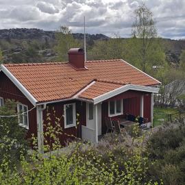 Cottage on Mjörn only 300m from the sea SE09115, hotel a Varekil