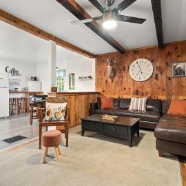 Rustic Cabin Getaway Close to Everything Fun!, hotel Beaver Dams városában