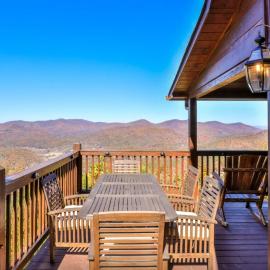 Amazing Mountain View - Outdoor Hot Tub, Pool Table + Outdoor Fireplace!, Hotel in Mineral Bluff