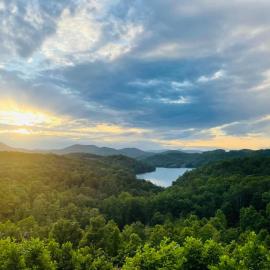 Hiwassee Lake Lodge - Private Mtn-Top Retreat - Lake Views - Sleeps 14, hotel in Murphy