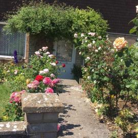 2-Bed House Sleeps 4 - Enclosed Garden - Tv & WiFi, hotel in Amesbury