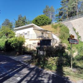 petite maison sans vis a vis، فندق في Thoirette