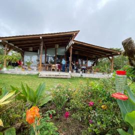 Ecolodge de Bambú en el Bosque Nublado ShantihOMe, hotel in San Miguel de los Bancos