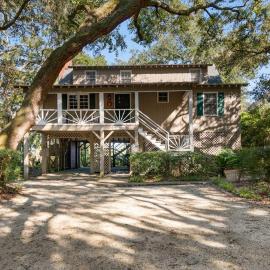 Mace House 4 Bedroom Home with Creekside Dock, hotel in Pawleys Island