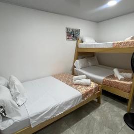Apartamento Vacacional Familiar en Girardot, piscinas, Jacuzis, parqueadero privado, hotel in Girardot