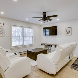 Wooded Retreat w/ Pet-Friendly Yard in Standish, Hotel in Standish