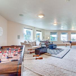 Groups Welcome! Ocean-View Escape in Gold Beach