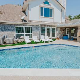 Beautiful Updated Home with Pool, Hotel in Friendswood