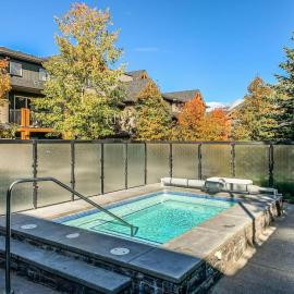 Rockies Getaway 2BR with Patio Hot Tub and Gym – hotel w mieście Dead Man's Flats