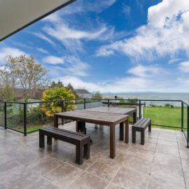 Ultimate Lakefront Getaway, hotel in Waitahanui