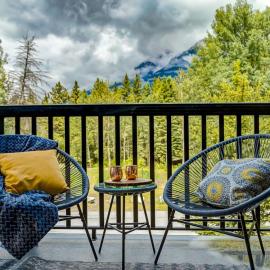 Lovely 3BR condo with Hot Tub at the Edge of Canmore, Hotel in Dead Man's Flats
