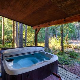 Woodland Hideaway, Dog-Friendly, Hot Tub, hotelli kohteessa Rhododendron