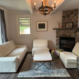 5 Bedroom Downtown Gem, Modern, Comfort, Fireplace, Huge Backyard, Steps to Lake and Broadwalk, hotel di Temiskaming Shores
