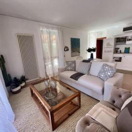Elegant villa with hot tub, views，格羅塔姆馬雷的飯店