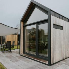 Charming Tiny House Getaway with Terrace, hotel em Balkbrug