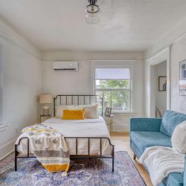 Stay Portland - The Bohemian Bungalow on Broadway - 94 WalkScore, hotel di Portland
