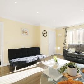 3 BR 5 Beds 3 Bath Private Garden Parking x2 Ideal for Family & Work Stays, hotel i Amersham