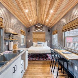 Stay Portland - Tiny Aztec - Walk to Local Shops & Restaurants, hotel in Portland