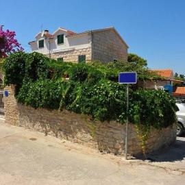 Seaside apartments with a swimming pool Sutivan, Brac - 16846, hotel di Sutivan